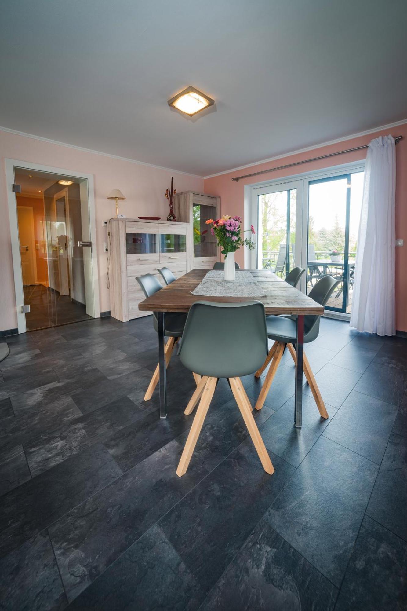 90 Qm Wohnung, 3 Zimmer, Balkon & Grosse Kueche - In Seenaehe, Schnell In Der Stadt