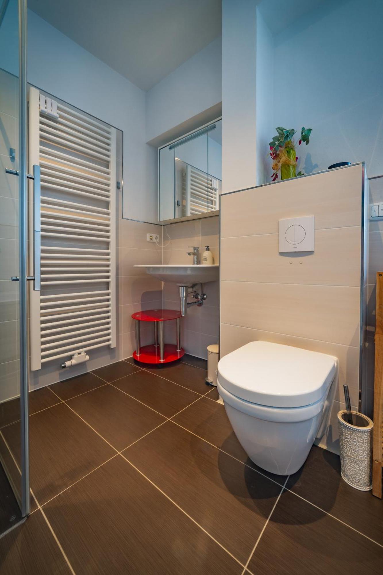 Apartment 90 Qm Wohnung, 3 Zimmer, Balkon & Grosse Kueche - In Seenaehe, Schnell In Der Stadt