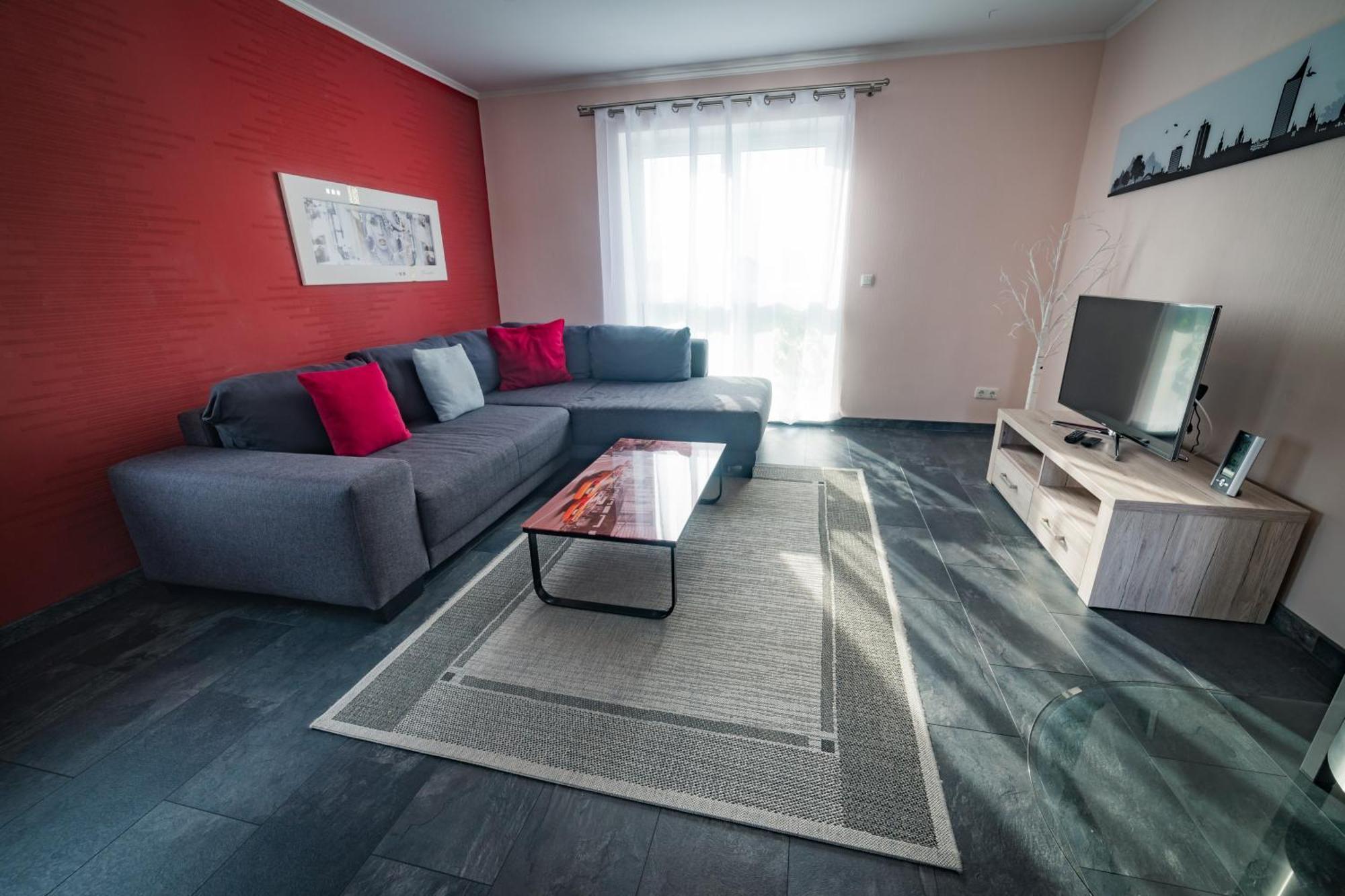 90 Qm Wohnung, 3 Zimmer, Balkon & Grosse Kueche - In Seenaehe, Schnell In Der Stadt *