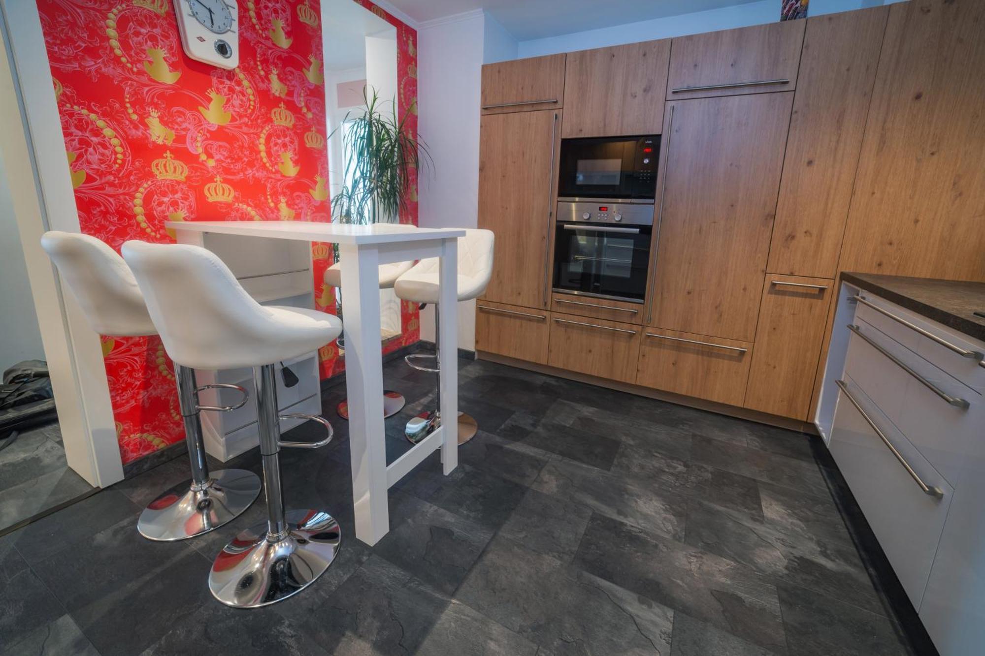 Apartment 90 Qm Wohnung, 3 Zimmer, Balkon & Grosse Kueche - In Seenaehe, Schnell In Der Stadt *