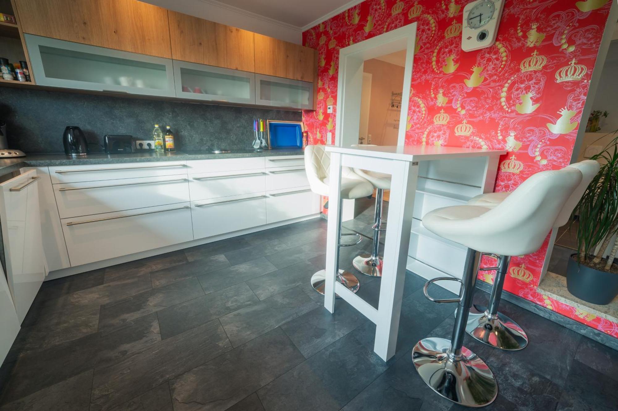 Apartment 90 Qm Wohnung, 3 Zimmer, Balkon & Grosse Kueche - In Seenaehe, Schnell In Der Stadt *